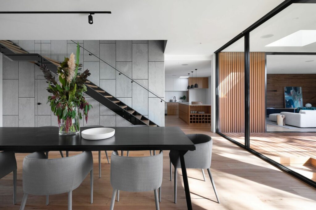 ceci est une image d'un intérieur de maison avec un style sobre mais récent avec des couleurs plutôt grises et un peu marron 